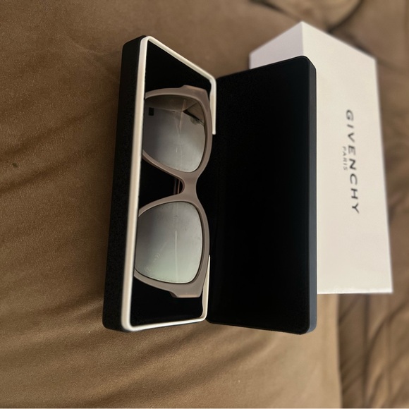 Givenchy sunglasses - Picture 1 of 5